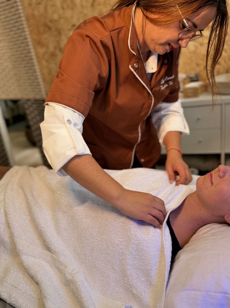 Liliana a preparar uma cliente para o cuidado facial